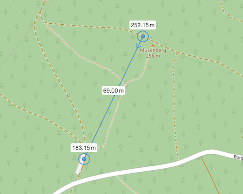 Karte mit einer Strecke und den Höheninformationen der Endpunkte am Musenberg.